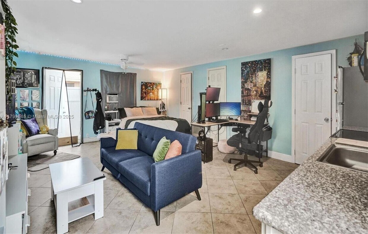 Foto principal - 1041 NE 9th Ave