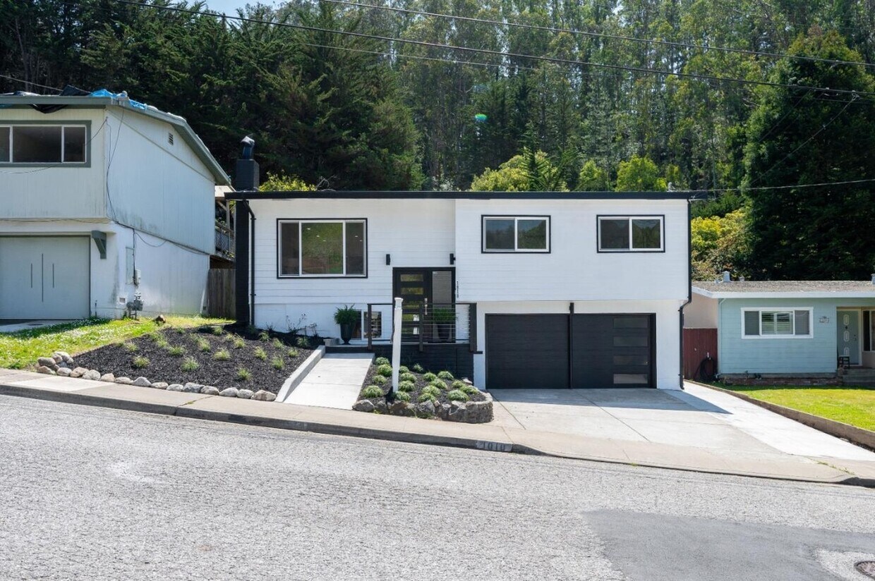 Primary Photo - 1010 Barcelona Dr