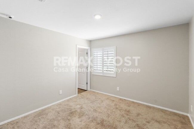 Building Photo - Half off the first months rent and owner paid SOLAR!!