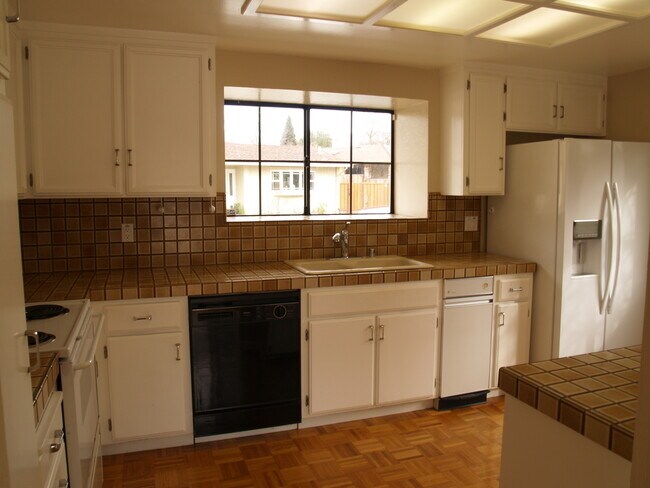 Building Photo - DANVILLE, 3BD/2BA Single Story Family Home...