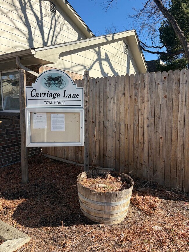 Building Photo - 2 Bedroom 1 Bath Townhome - Lakewood!