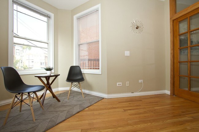 Foto del edificio - 1045 W Belmont Ave