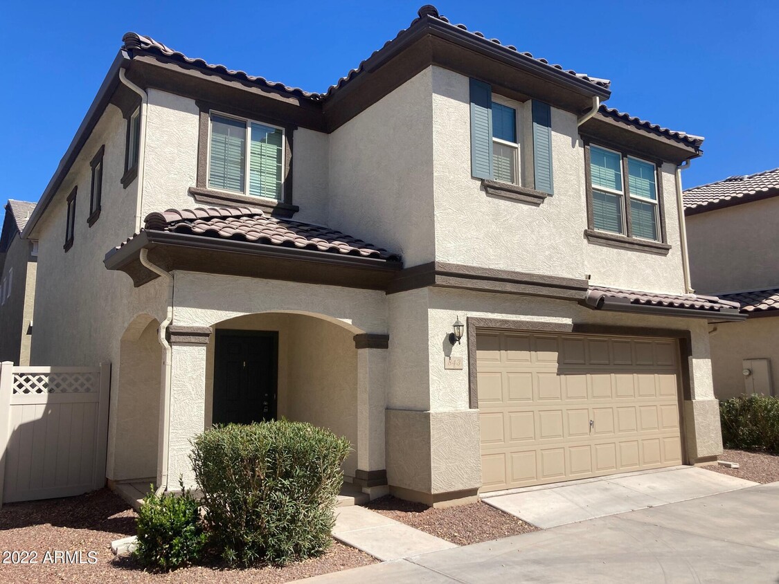 Foto principal - 843 S Swallow Ln