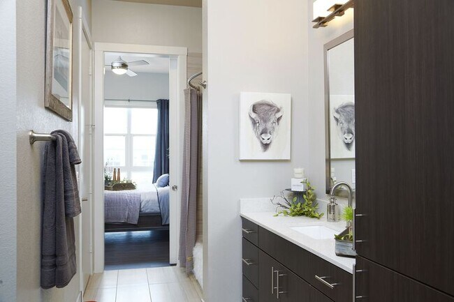 Building Photo - Ooh-la-la. 1 BR