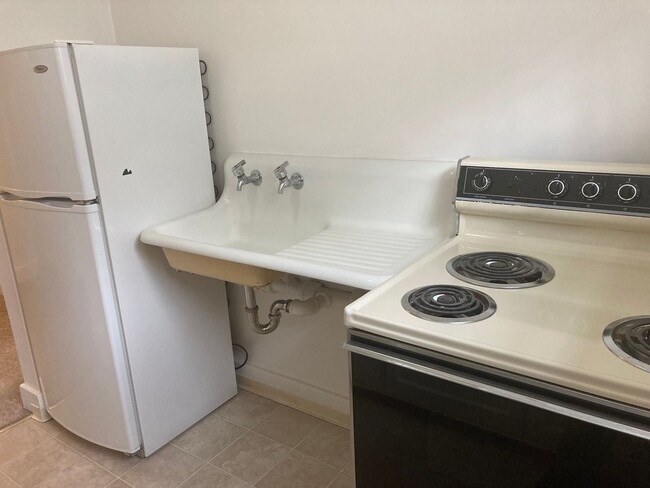 Building Photo - 365-365 N 8th St