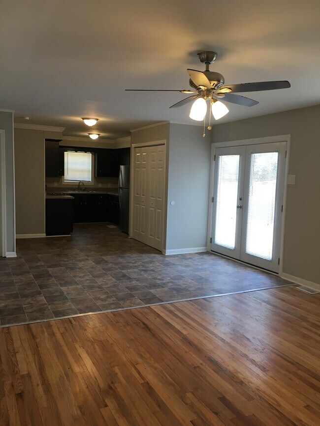 Building Photo - Adorable 3 Bedroom, 2 Bath Ranch  Near Donaldson Center!!