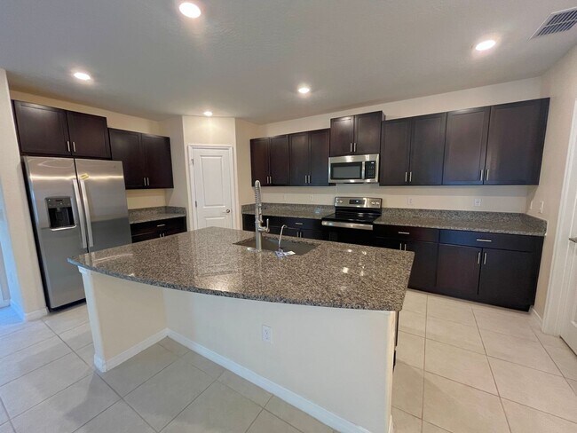 Building Photo - Sapcious 5-Bedroom Home In Quiet Lakeland ...