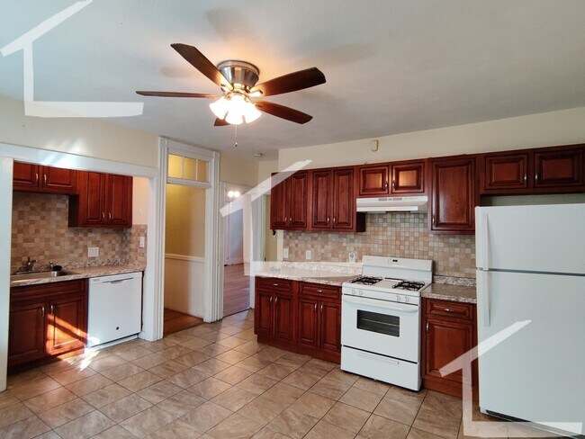 Building Photo - Sunny 3 bedroom no fee