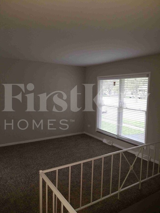 Building Photo - 422 E Tulip Dr