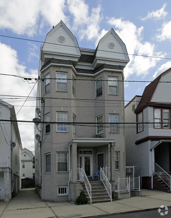 Building Photo - 226 Linden Ave