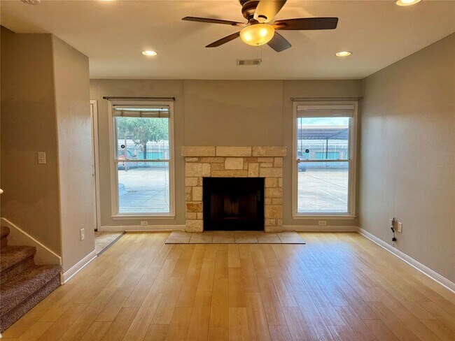 Foto del edificio - 6900 E Riverside Dr