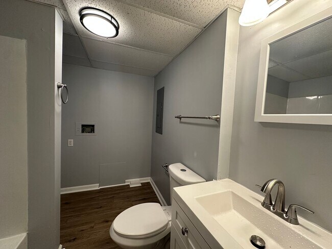Foto del edificio - Beautifully Renovated Multilevel 2-Bedroom...