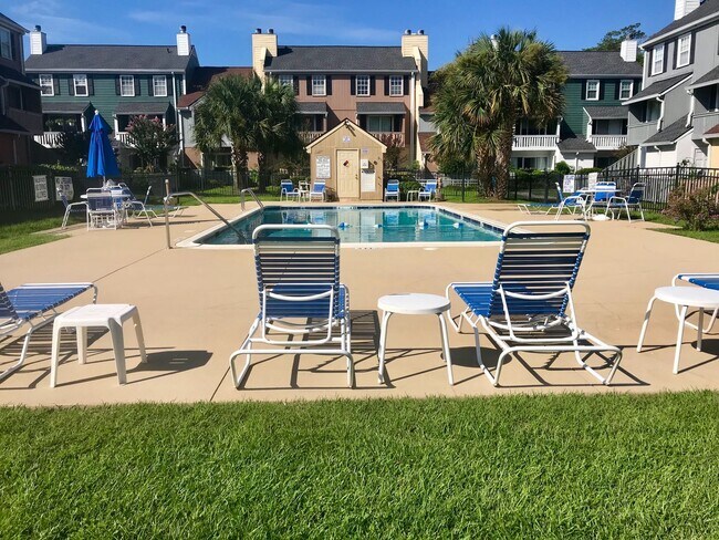 Foto del edificio - 2-Story Townhome WALKING DISTANCE TO THE BEACH! COMMUNITY POOL!