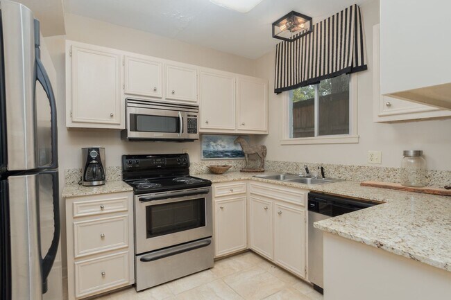 Building Photo - 2 Bedroom In the Garden District Fully Fur...