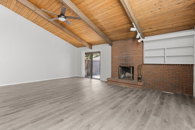 Foto del edificio - 859 Roxwood Ln