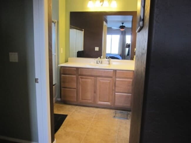 Foto del edificio - 10415 Lilac Square Ave