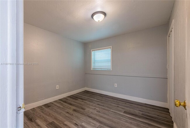 Foto del edificio - 327 SW 20th St