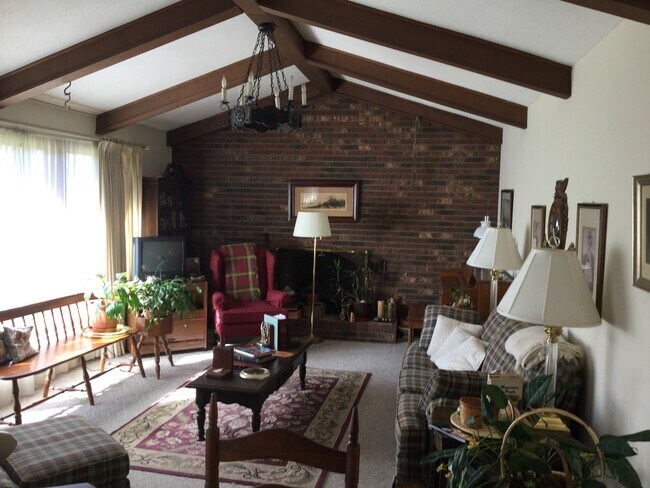 Building Photo - 3 Bedroom 2 Bathroom Home in Hendersonville!!
