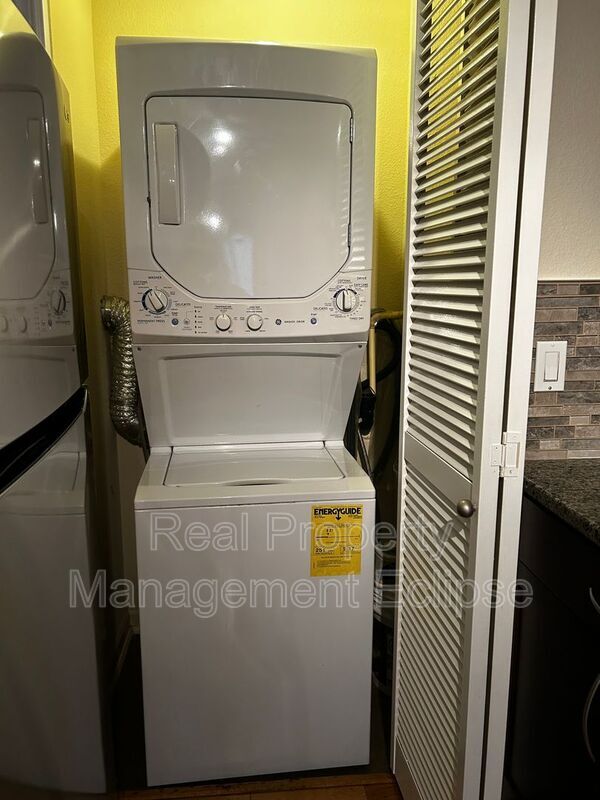 Foto del edificio - 3045 20th Ave W