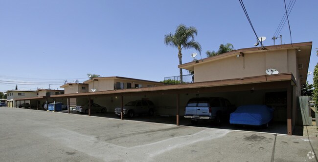 Garaje: - The Palms Apartments