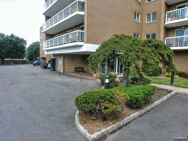 Primary Photo - 38 E Moonachie Rd