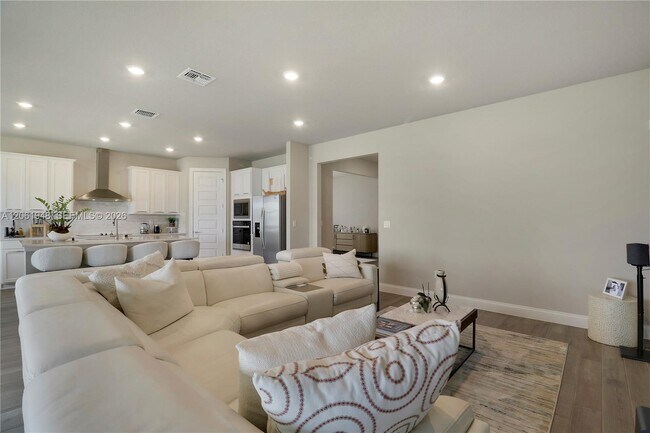 Foto del edificio - 6489 Cloverdale Ave