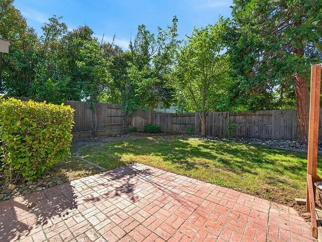 Foto del edificio - 3 bedroom 2 bath in Dry Creek School District.