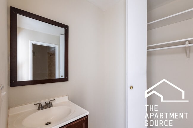 Building Photo - 5847 N Winthrop Ave