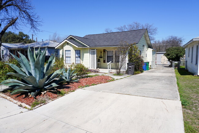 Building Photo - LA Heights 2 Bedroom, 1 Bath Cottage Style...