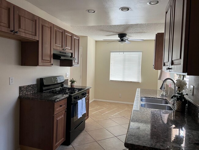 Foto del edificio - Upgraded granite kitchen and bath! 55+ community