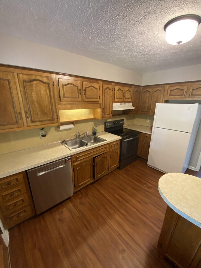 Building Photo - 229 Maple Hills Dr