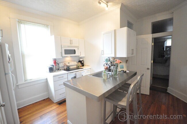 Building Photo - 517 S Lazelle St