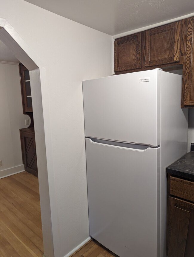 Building Photo - $1800 - 2 Bedroom, 1 Bath House - Garage a...