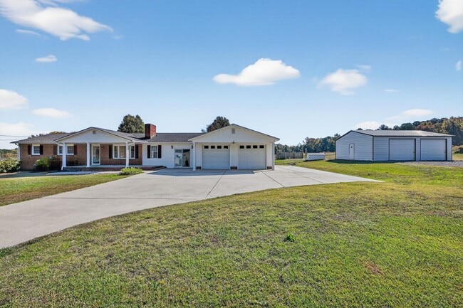 Building Photo - 1580 N Honeycutt St