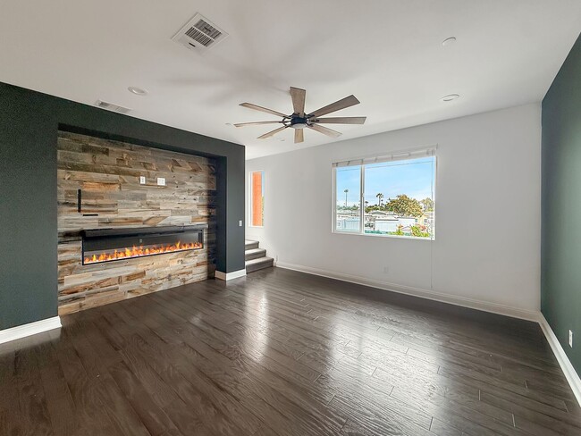 Building Photo - Large and Bright 4 bedroom, 3.5 bathroom h...