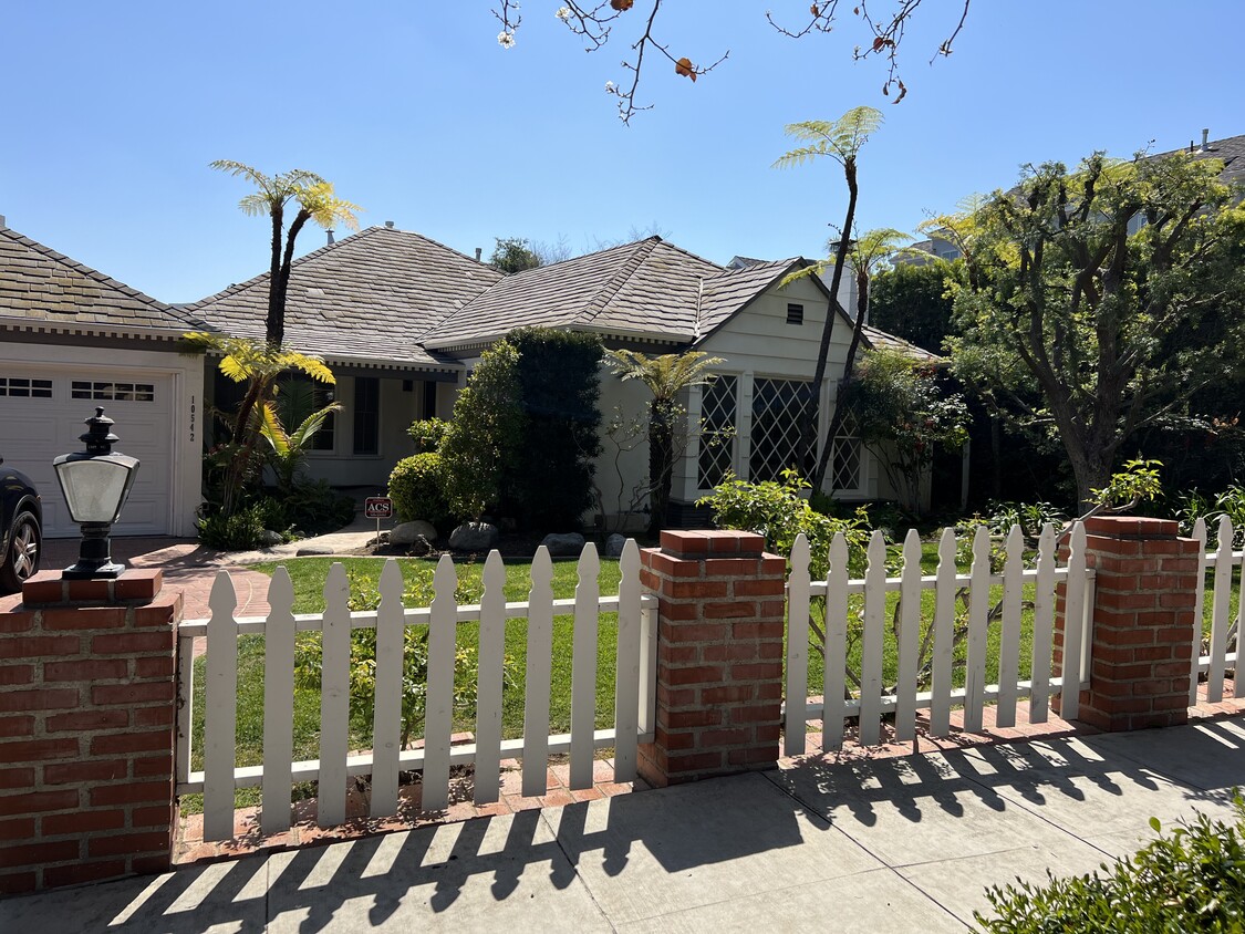 Front of House - 10542 Garwood Pl