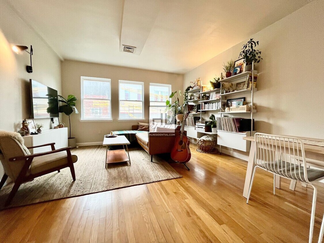 Foto del edificio - RED HOOK ?Spacious 3-bedroom duplex $4200