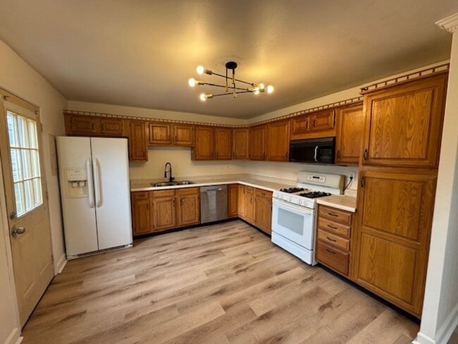 Building Photo - Beautiful 3BR/1BA spacious ranch style home in Warren Township