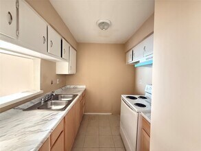 Building Photo - 7200 Clarewood Dr