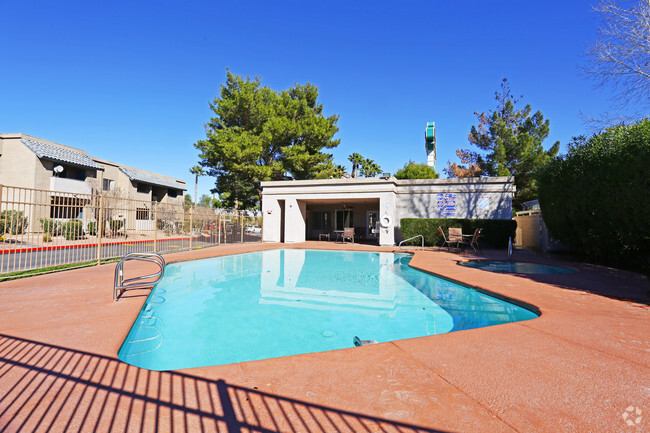 Área de piscina - Las Palomas Apartments