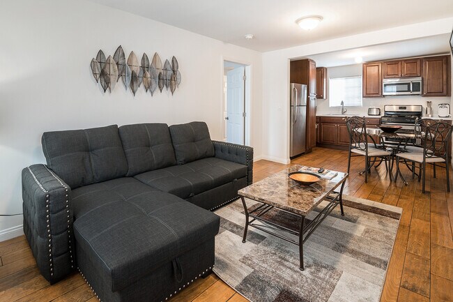 Sala de estar - 5249 Satsuma Ave