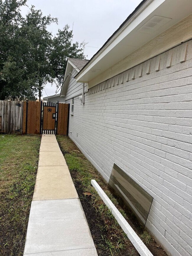 Building Photo - Charming Family Home in Saginaw, TX - 1305...
