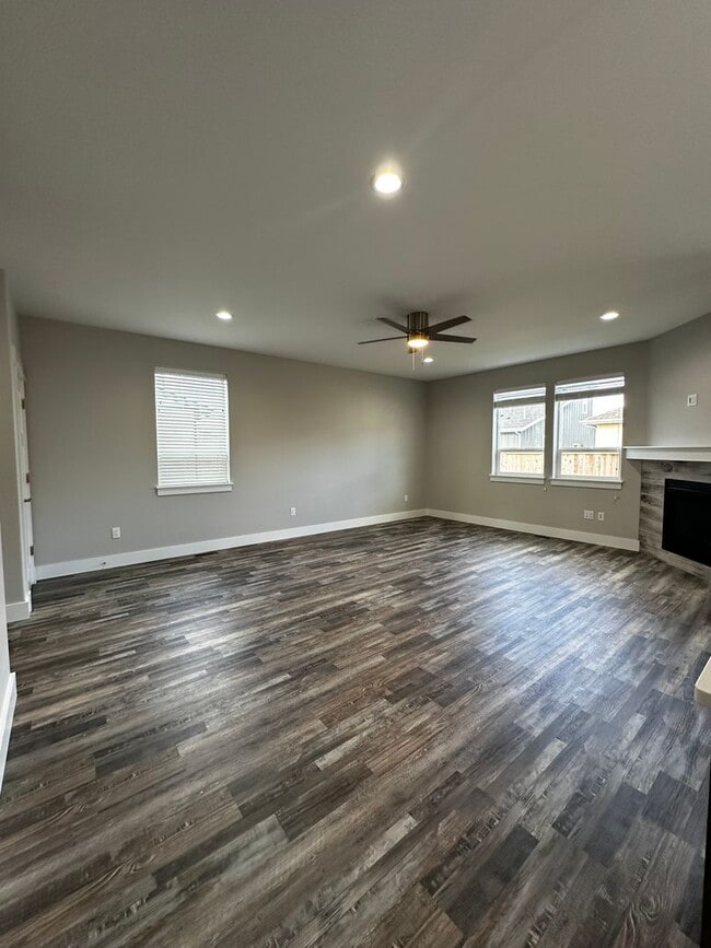 Building Photo - Beautiful and New 3 Bedroom Home