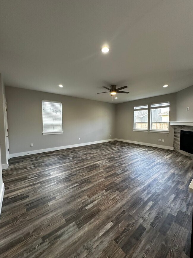 Foto del edificio - Beautiful and New 3 Bedroom Home
