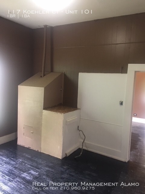 Building Photo - Charming Efficiency Located Near Downtown!