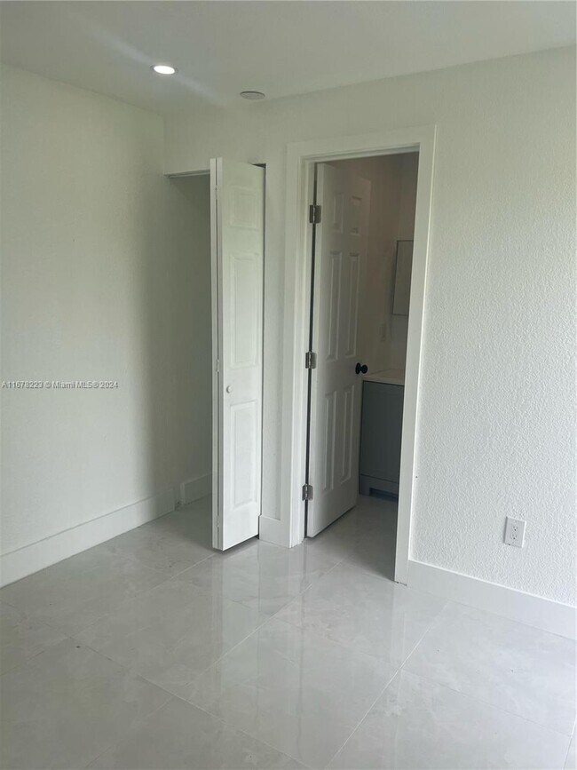 Foto del edificio - 511 NW 133rd St