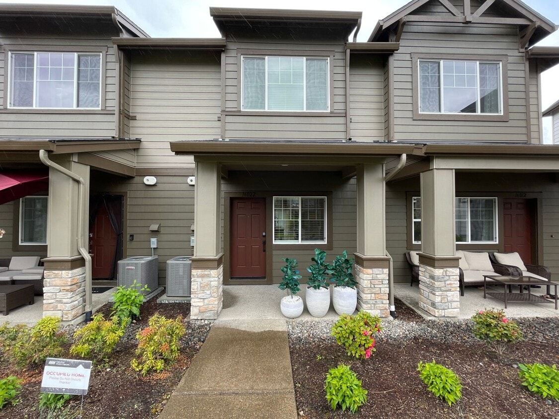 Beautiful, Bight & Modern 2Bd/2.5Ba Townhome in North Bethany! Two car attached garage, In unit l... - Beautiful, Bight & Modern 2Bd/2.5Ba Townhome in North Bethany! Two car attached garage, In unit l...