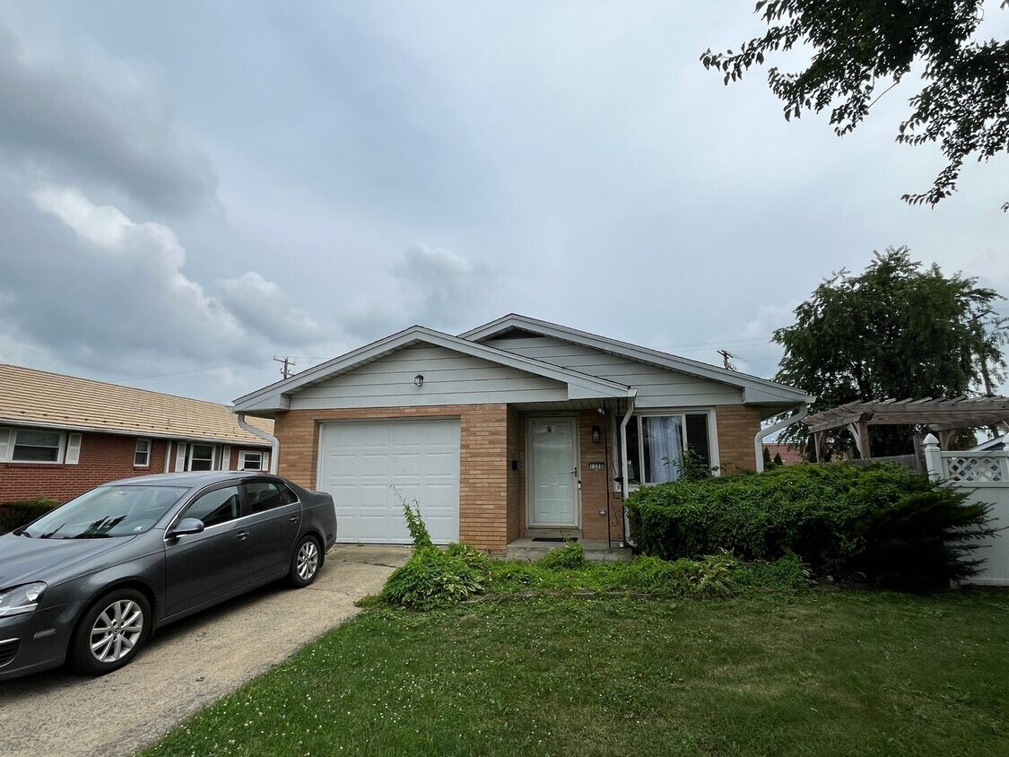 Foto principal - Stunning 3 Bed 1.5 Bath ranch available fo...