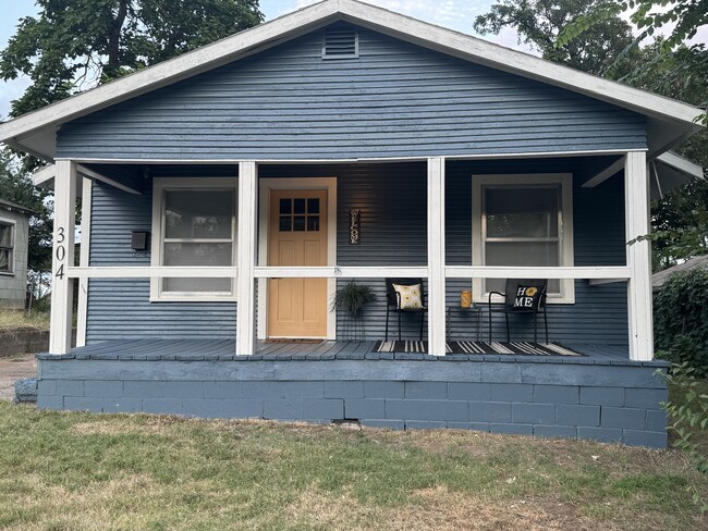Building Photo - 304 N Cimarron Ave