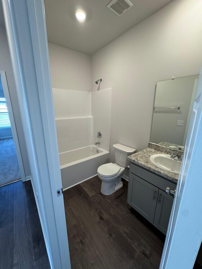 Building Photo - 510 N Pear St